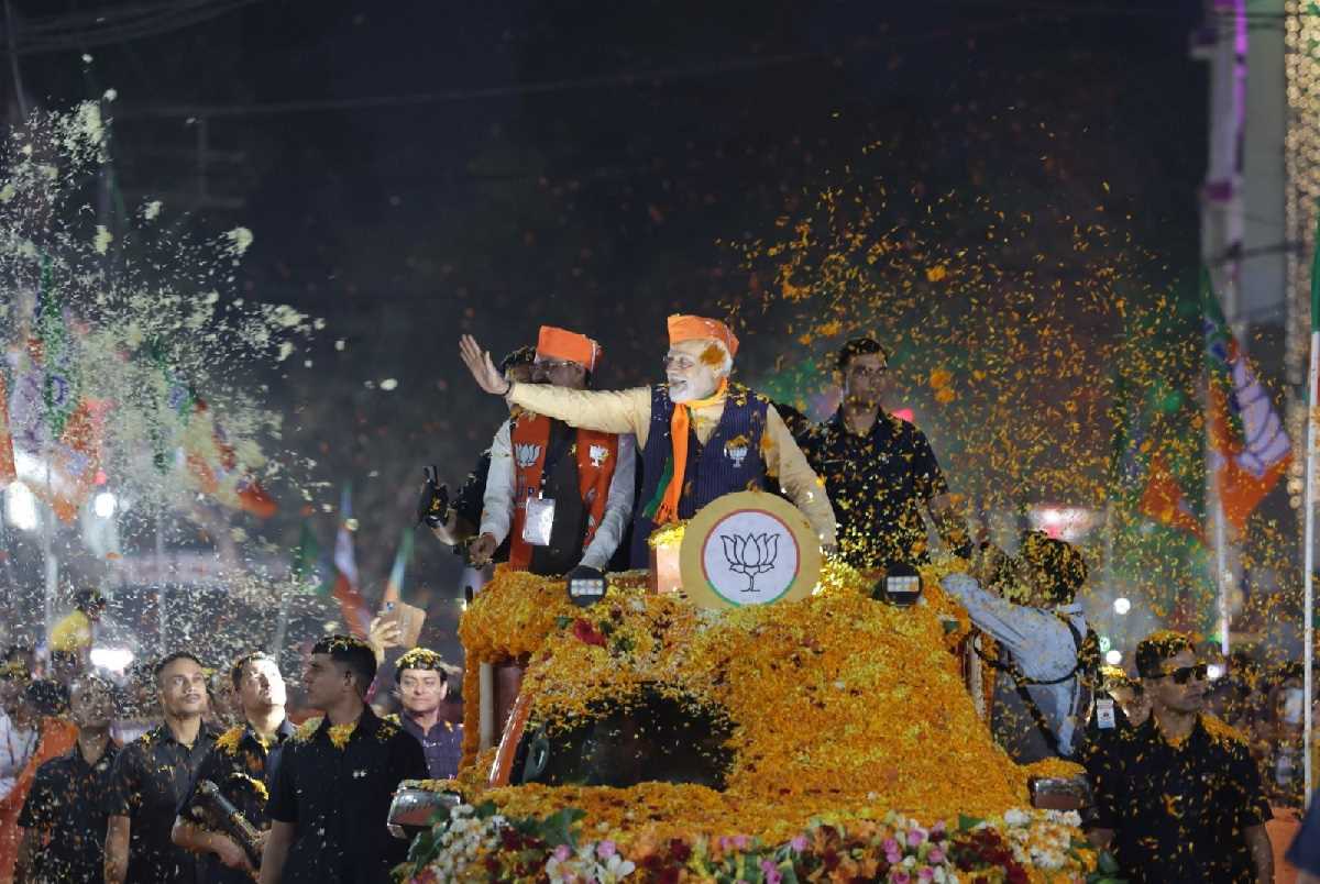 इंदौर में पीएम मोदी का रोड शो, एक झलक पाने के लिए उमड़ा सैलाब इंदौर में पीएम मोदी का रोड शो, एक झलक पाने के लिए उमड़ा सैलाब